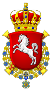 Escudo do Rei de Hanôver, vermelho com cavalo rampante de prata, encimado pela Coroa de Hanôver, rodeado pelos colares das Ordens de Otto o Grande e da Cruz de Ferro.